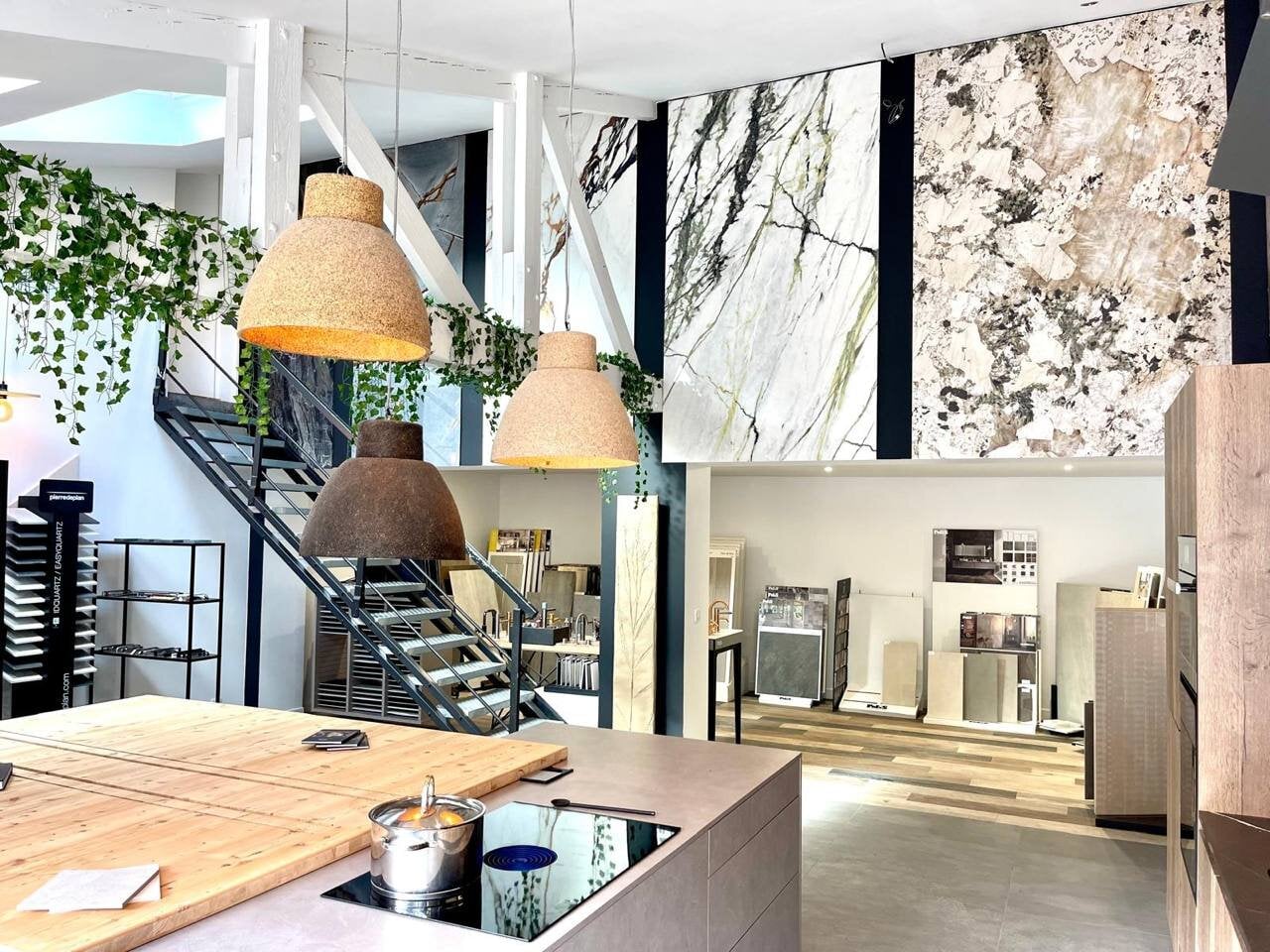 Showroom Dec Home — exposition de matériaux marbre et pierre avec suspensions en osier
