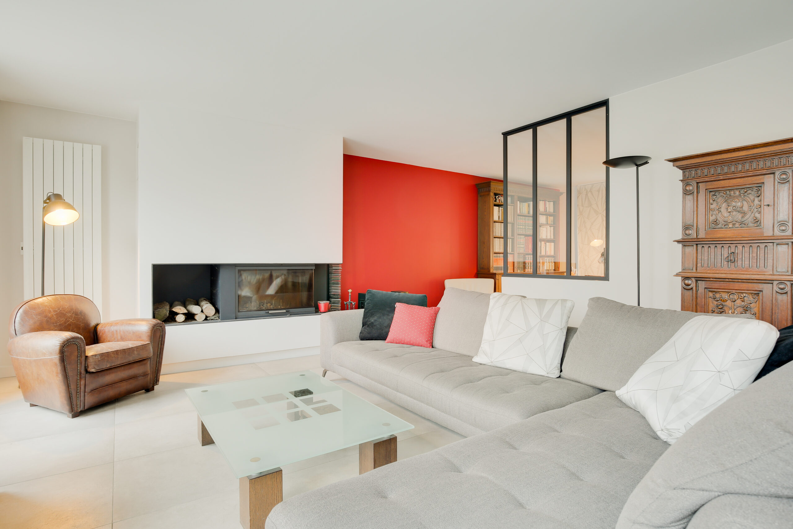 Salon avec cheminée insert contemporaine, mur d'accent rouge et canapé gris clair, réalisation Dec Home