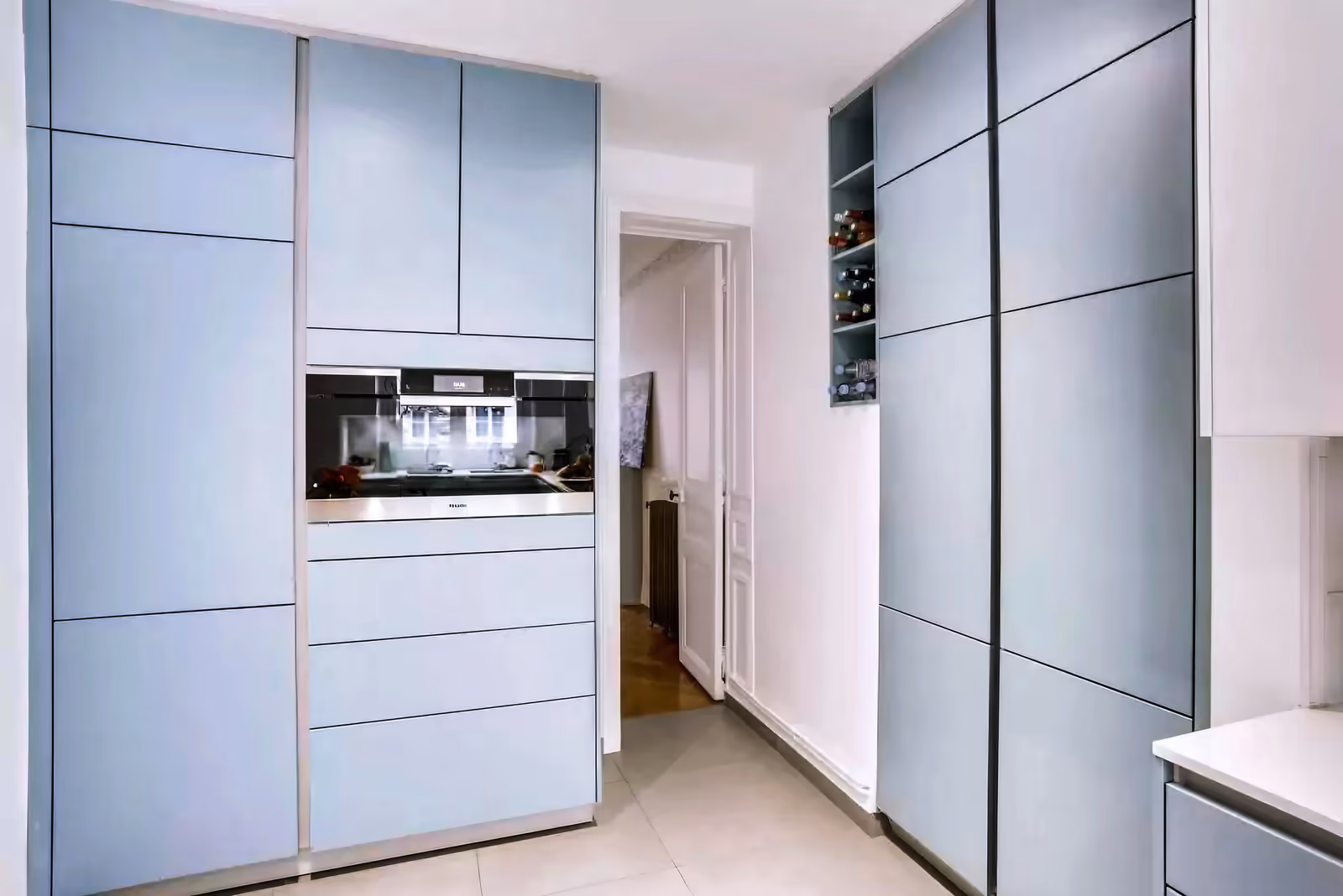 Cuisine minimaliste aux armoires bleu canard sur sol carrelage