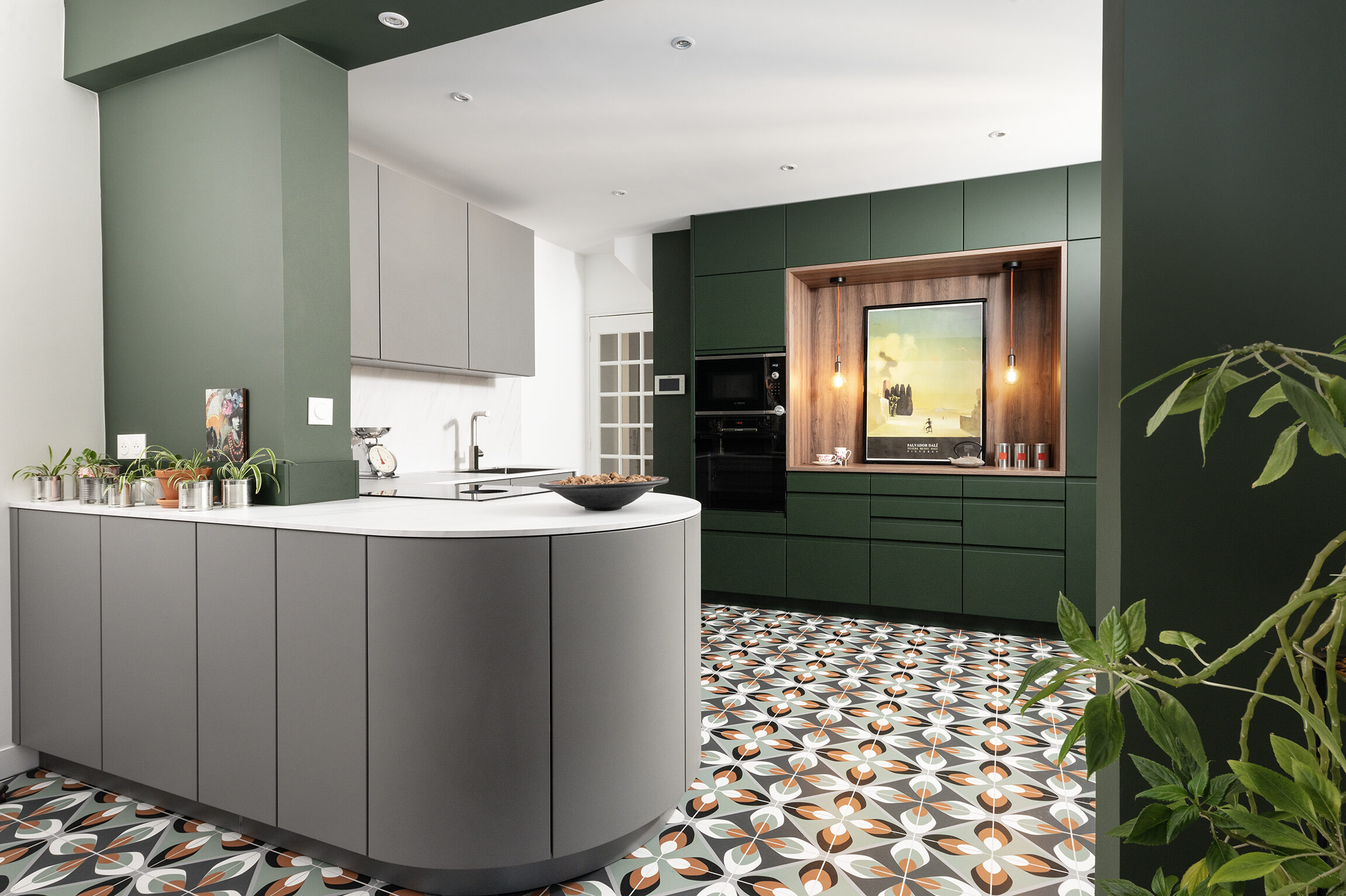 Cuisine aux armoires vert émeraude et grises sur carrelage à motifs géométriques, réalisation Dec Home Agencement