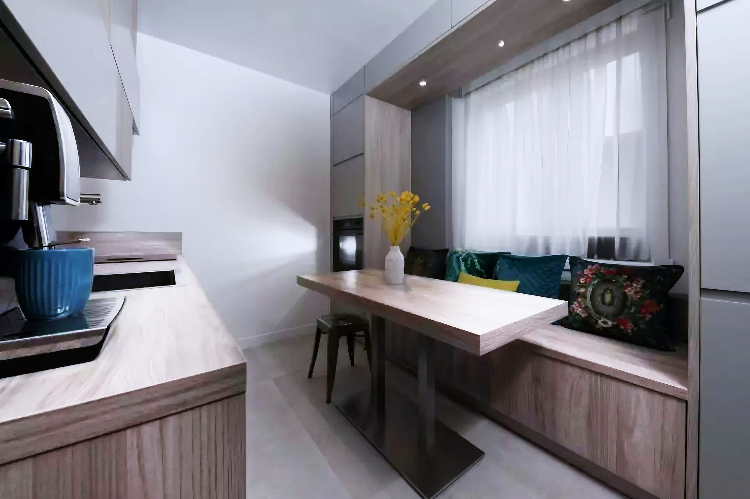 Cuisine d'appartement avec banc intégré et rangements sur-mesure, réalisation Dec Home Agencement