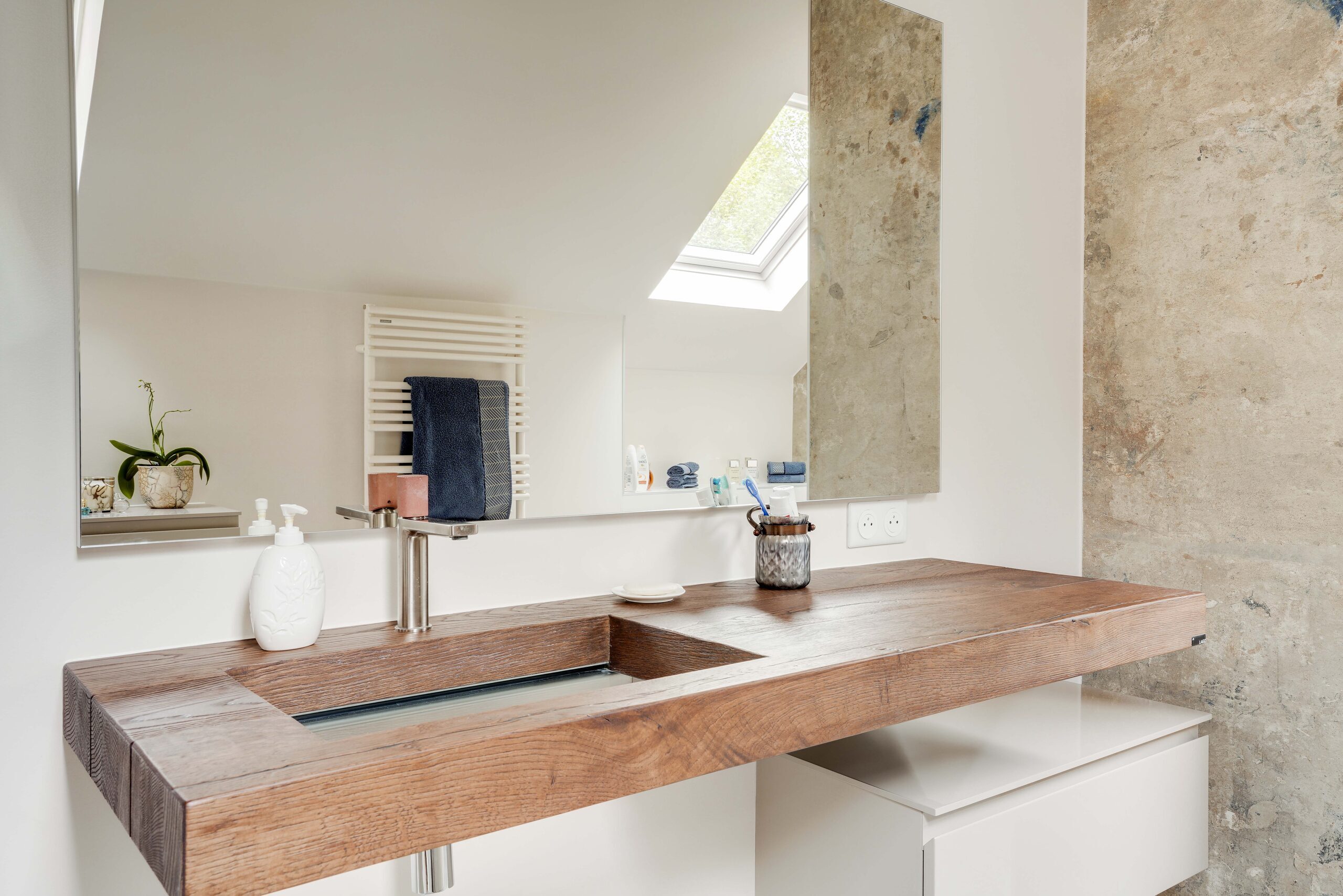 Plan vasque en bois massif avec robinet chromé, grand miroir et velux, réalisation Dec Home