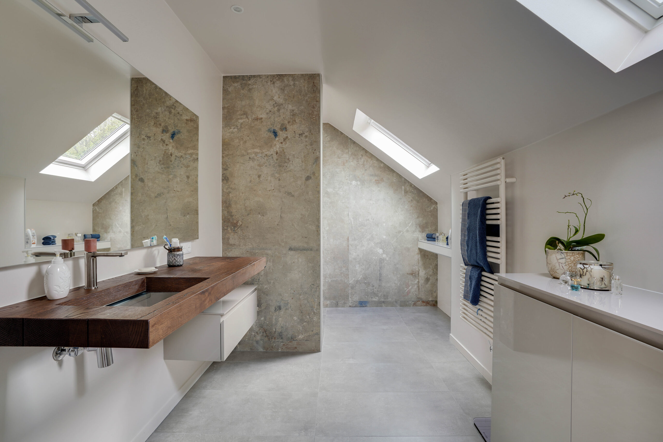 Salle de bains sous combles avec douche à l'italienne, plan vasque en bois massif et velux, réalisation Dec Home