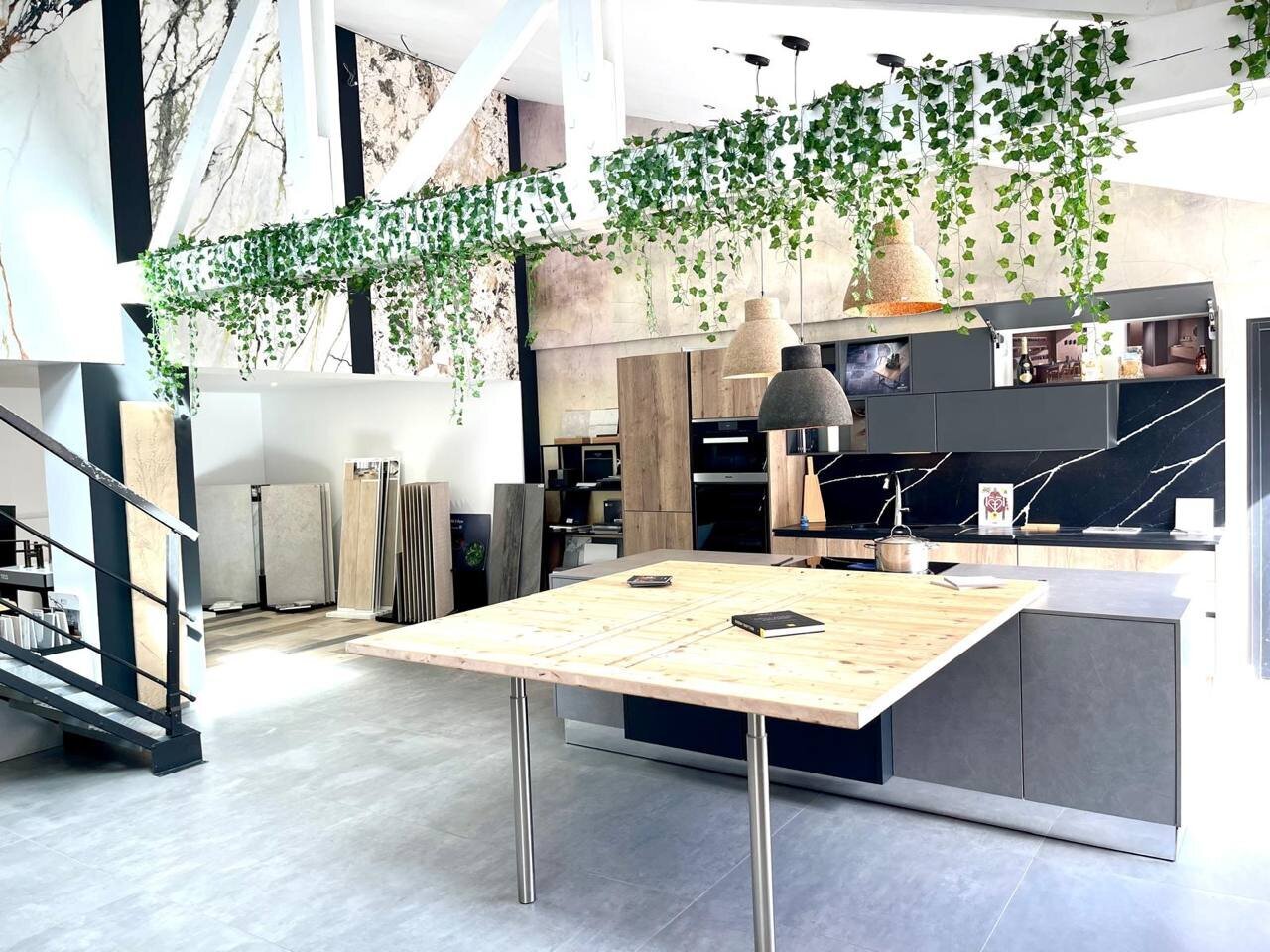 Showroom Dec Home à Lagny-sur-Marne, cuisine d'exposition avec îlot en bois et armoires noires
